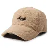 Boné de Baseball Quente de Lã de Cordeiro Novo Outono e Inverno Feminino, Versátil Estilo Coreano com Design de Letra Bordada, Boné Moderno para Afinar o Rosto