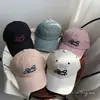Boné de Baseball Bordado com Laço de Letra para Mulheres Estilo Coreano Casual Versátil Chapéu de Primavera e Outono Proteção Solar de Verão para Homens Boné com Aba