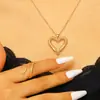Collar y anillo únicos de estilo europeo y americano con forma de ciempiés y corazón, colgante de corazón hueco de nicho, anillo abierto para el dedo índice con ciempiés entrelazado.