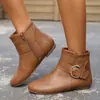 Chegada Nova Outono 2026 Bota Feminina Versátil de Cano Baixo Plana com Zíper Lateral e Fivela Grande Moda Confortável Botas de Tornozelo Transfronteiriça