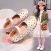 Zapatos de princesa infantiles estilo coreano con lunares y lazo, nuevo modelo principios de otoño 2026, zapatos casuales de piel para niñas, punta dividida sintética, suela blanda