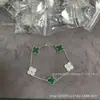 Pulsera floral de trébol de cuatro hojas de la suerte para mujer, joyería floral de lujo ligero de cinco flores con un toque de alta gama, adecuada para superponer