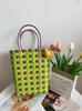 Bolsa de mano al por mayor de fábrica estilo Ins vertical a cuadros de colores cesta de comida de playa de verano bolsa tejida de regalo a mano