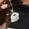 Jade de Seda Dourada Natural de Xinjiang com Padrões de Flores Flutuantes, Pingente de Jade Fivela da Paz Verde Tianshan, Pingente Colorido de Jadeite com Corda Trançada Estilo Chinês Novo Qipao