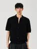 Senior Sense Old Qian Fengpi Bonito Camiseta de Verão Masculina de Manga Curta Malha Solta Botão Cardigan Gola Preta para Meninos