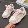 Zapatos Deportivos para Niñas Verano 2026 Nuevos Zapatos de Correr Antideslizantes de Superficie de Cuero para Niños Zapatos de Tabla Ligeros de Moda con Estilo para Niños