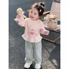 Estilo Nuevo Primavera y Otoño 2026 Niña Encaje Patchwork Moda Versátil Top Cuello Redondo Linda Camiseta de Manga Larga para Niñas