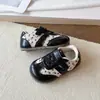 Zapatillas deportivas casuales para niñas con estampado floral versátiles de velcro estilo alemán 2026 primavera y otoño nuevo estilo preppy ligeras para niños pequeños