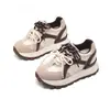 Zapatillas gruesas retro populares para viajar para mujer, novedad popular otoño 2026, zapatos casuales blancos de suela gruesa que aumentan la altura