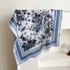 Versión coreana de primavera y verano de la bufanda estampada de seda de imitación cuadrada pequeña con flores de mariposa, nueva bufanda de moda, bufanda profesional.
