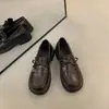 Mocassins slip-on femininos retrô fofos marrons, design único, sapatos de couro versáteis de bico redondo