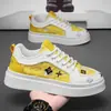 Zapatos de Hombre 2026 Nuevos de Verano Casuales para el Día a Día Versátiles de Suela Gruesa Transpirables Zapatillas Deportivas Lona Estampada Zapatos de Moda Cy3399