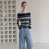 2026 Otoño Nuevo Estilo Coreano Hombros Descubiertos Color de Contraste Rayado Adelgazante Versátil Elegante Suéter de Punto de Manga Larga para Mujer 070