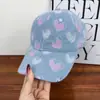Boné de Baseball de Brim com Bordado de Coração Novo Estilo para Homens e Mulheres, Versão Coreana, Chapéu de Sol de Primavera, Boné Bico de Pato Emagrecedor