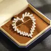 Broche de coração de diamante vazado, pino em T de zircônia de luxo leve, disponível em dourado e prateado, adequado para ternos, casacos e vestidos de noite, elegante para mulheres