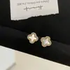 Brincos de Concha com Microincrustação de Trevo de Quatro Folhas Dourados para Mulheres, Simples e Exquisitos, Brincos Pequenos e Delicados com um Toque de Luxo Leve e Acabamento de Alta Qualidade