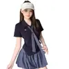 Conjunto de Saia Plissada com Gola Polo e Gravata Feminino Plus Size Estilo College Novo Estilo Verão 2026 Manga Curta
