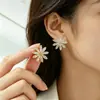 Aretes de Margarita Frescos y de Alta Gama Hechos de Aleación de Cobre con Chapado en Oro Real e Incrustaciones de Circonita, Aguja de Plata S925, Aretes de Moda y Versátiles