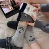 Calcetines Grises de Dibujos Animados para Niñas y Niños Estilo Primavera y Otoño Calcetines Japoneses Lindos Apilables para Mujeres Algodón Rayados Bordados Oso Pequeño Calcetines de Media Pantorrilla