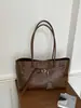Bolsas: Bolsos tote retro europeos y americanos transfronterizos, gran capacidad, elegantes bolsos de hombro para mujer para el trabajo, que exudan una sensación sofisticada y de alta gama.