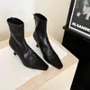 Botas de Moda Estilo Britânico 6,5cm Bloco de Cores Elásticas Emagrecedoras 2026 Outono/Inverno Novas Bico Quadrado Salto Agulha Zíper Traseiro Botas de Cano Curto
