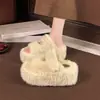 Chinelos de pelúcia femininos com plataforma para aumentar a altura, sapatos pretos peludos super estilosos para casa de outono e inverno
