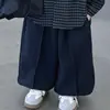 Roupa de primavera e outono para meninos: jaqueta de couro infantil, camisa xadrez e calça de moletom - um conjunto de três peças legal e estiloso para pequenos cavalheiros