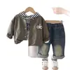 Conjunto de Tres Piezas de Cuero para Exteriores de Primavera y Otoño para Niños 2026 Nuevo Estilo de Primavera Traje con Sudadera con Capucha para Bebé, Moderno y Genial