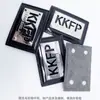 Etiqueta com logo de marca de mochilas e artigos de couro, plaqueta de metal para roupas e bagagens, etiqueta de couro KKFP customizada com suporte de veludo