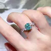 Anillo de Plata S925 para Mujer con Microincrustaciones de Moissanita Verde Paraíba Diseño con Sentido Estilo de Moda Europeo y Americano Color Mosan