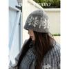 Gorro de punto con diseño de copo de nieve en jacquard para mujer, gorro de lana estilo coreano para otoño e invierno, gorro cálido con cabeza grande que muestra la cara, gorro pequeño y moderno para el frío.