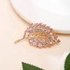 Broche de hoja de cristal con diamantes huecos para mujer, broche de hoja para traje de alta gama, joyería transfronteriza que combina con todo.