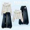 Moletom Estiloso Fofo com Patchwork de Renda e Gola de Marinheiro Jeans Casual Solto Conjunto Fino de Duas Peças para Meninas Primavera e Outono
