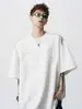 Camiseta Masculina de Manga Curta com Letras Concavas e Convexas Estilo Americano Pesado Verão 2025 Nova Marca Tendência Design Solto Meia-Manga