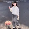 Colección Primavera y Otoño: Pantalones de mezclilla versátiles para niños mayores, conjunto de princesa estilo coreano con ribete de encaje y chaqueta con orejas de conejo, un conjunto de dos piezas para niñas