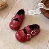 Sapatos Mary Jane Princesa para Meninas 2026 Outono/Inverno Novo Estilo Tira Cruzada Retro Simples Sapatos de Couro para Crianças Pequenas Versão Coreana Sapatos Individuais