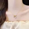 Collar de flor de circón bañado en oro real de 14k, cadena de clavícula estilo commuter exquisita, joyería de lujo ligero de alta gama para mujer al por mayor