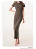 Vestido Longo Slim Fit Estilo Europeu e Americano para o Inverno 2026, Vestido de Tricô de Manga Curta, Vestido Bodycon Simples com Costela para Mulheres