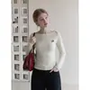 Camiseta de manga larga color café estilo coreano, cuello barco, con pequeño bordado, corte ajustado, favorecedora y versátil para mujer en otoño