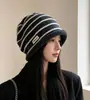 Chapéu de tricô listrado para outono e inverno para mulheres, com aba dobrada, design de letras, efeito emagrecedor para o rosto, quente e protege as orelhas, versátil e em um estilo japonês moderno