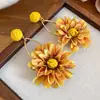 Aretes de Flor de Tela de Rafia con Aguja de Acero, Únicos y de Moda, Estilo de Nicho, Aretes Elegantes con un Toque de Lujo Ligero y de Alta Gama