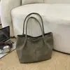 Bolso tote fresco de moda para mujer de este año, nuevo bolso de hombro plisado de color liso para otoño 2026, bolso de axila para ir al trabajo