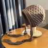 Otoño e invierno Nuevo gorro Lei Feng tejido para mujer, cálido, con protección para las orejas, lindo, con puntera, hecho a mano, tejido, con borla, de lana