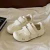 Tênis brancos de velcro estilo coreano, nicho, para mulheres, novo modelo verão 2026, sola reta, versátil, fofo, tênis casuais para estudantes