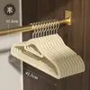 En stock perchas flocadas antideslizantes que no marcan para armario doméstico de adulto para colgar ropa organizador de perchas perchas especiales