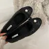 2026 Novo Estilo Bico Redondo Laço Sola Reta Tira Única Xadrez Sola Macia Sapatilha de Ballet Pérola para Comutação para Mulheres