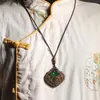 Madera de Agar Natural Incrustada con un Colgante Ruyi de Paz, un Símbolo de Buena Fortuna y Prosperidad, Adorno Colgante Tallado a Mano para Llevar en el Cuello