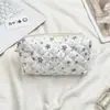 5424 Estuche Acolchado con Relieve de Dibujos Animados Bolsa de Cosméticos de Mano para Mujer Almacenamiento de Gran Capacidad Estudiante Cremallera Papelería Estuche para Lápices