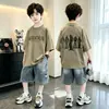 Conjunto de verano para niños 2027 nuevo estilo infantil delgado casual fresco holgado camiseta y shorts de mezclilla para niños