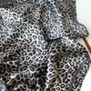Pañuelo Versátil de Seda Artificial con Estampado de Leopardo Transfronterizo Europeo y Americano Bufanda Cuadrada Pequeña Bufanda Chal de 70 cm Bestseller de Amazon